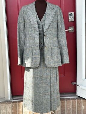 BURBERRY 3 piece wool suit-looks brand new-rare find-sz tag missing-msrmts below